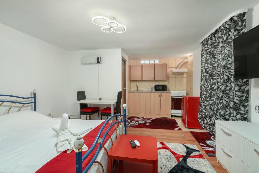 Habitación pequeña con cama y cocina en Stone Gate Apartment #3, en Bucarest