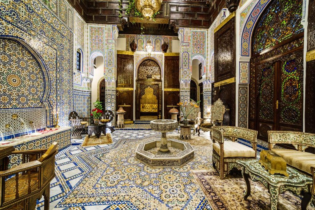 una habitación con una fuente en el medio de un edificio en Riad Rcif & Spa Originale, en Fez