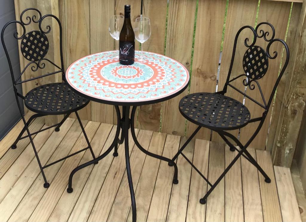 Adorable 1-bedroom guesthouse with a deck