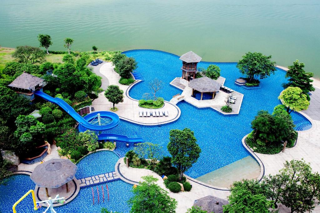 - Vistas aéreas a un parque acuático con tobogán en Hyatt Regency Dongguan, en Dongguan
