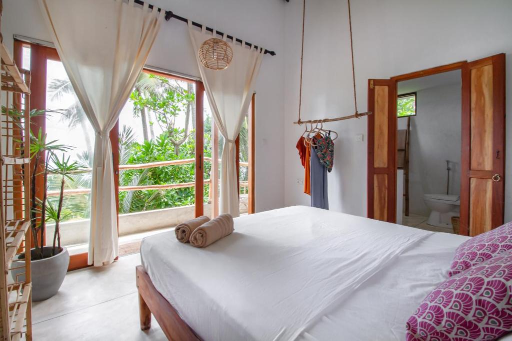 um quarto com uma cama com duas toalhas enroladas em Maria Bonita Sri Lanka em Ahangama