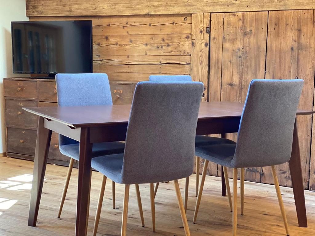 TV a/nebo společenská místnost v ubytování Chalet Brünig