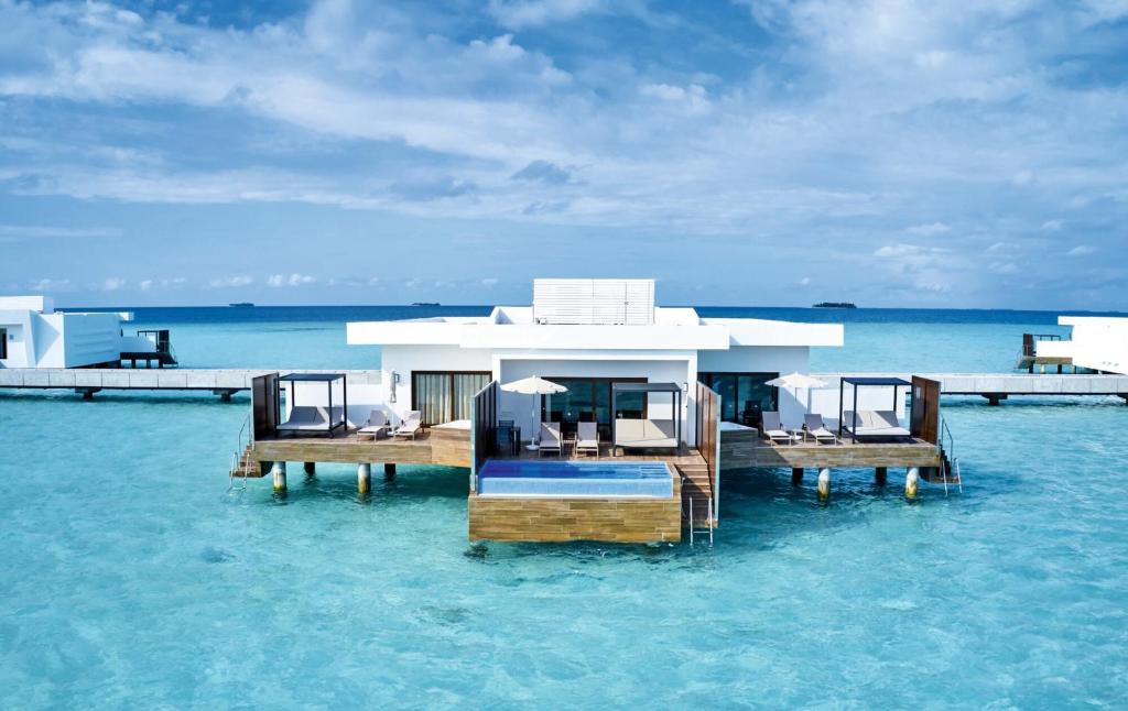 un resort en medio del agua en Riu Palace Maldivas- All Inclusive, en Dhaalu Atoll