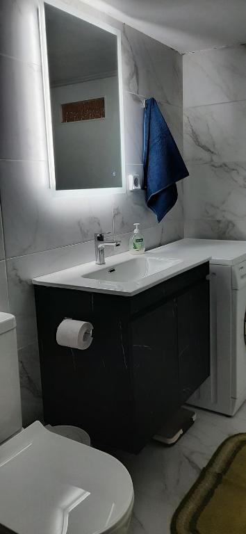 A bathroom at Koukaki View