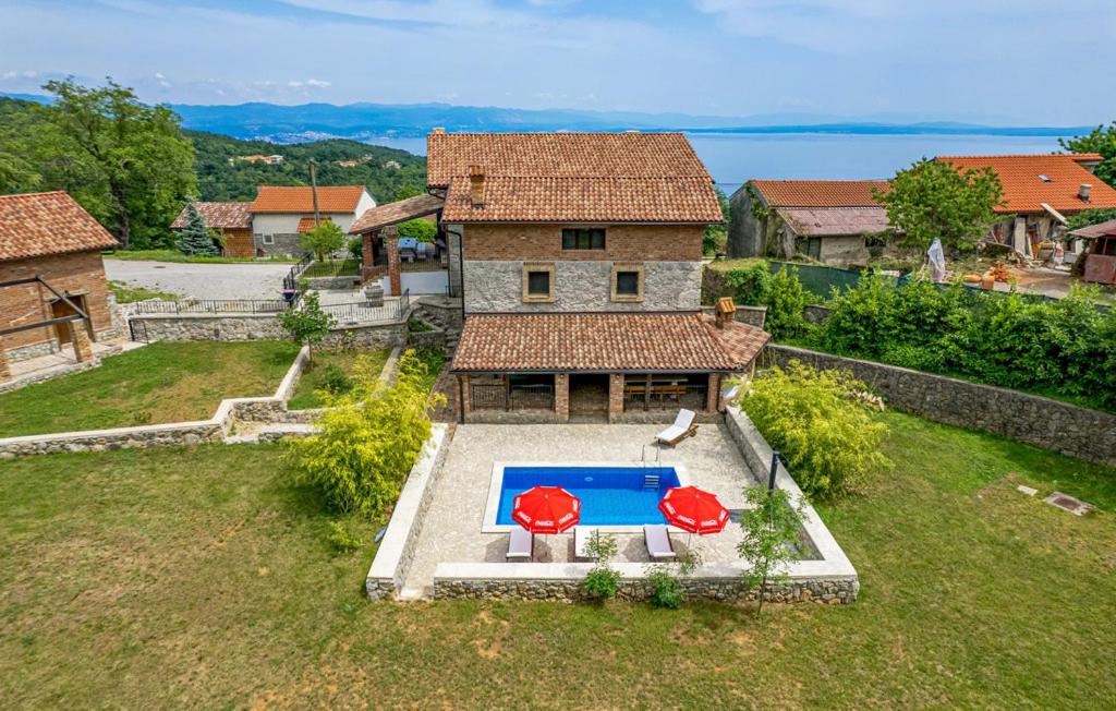 vista aerea di una casa con piscina di Villa Natura a Poljane