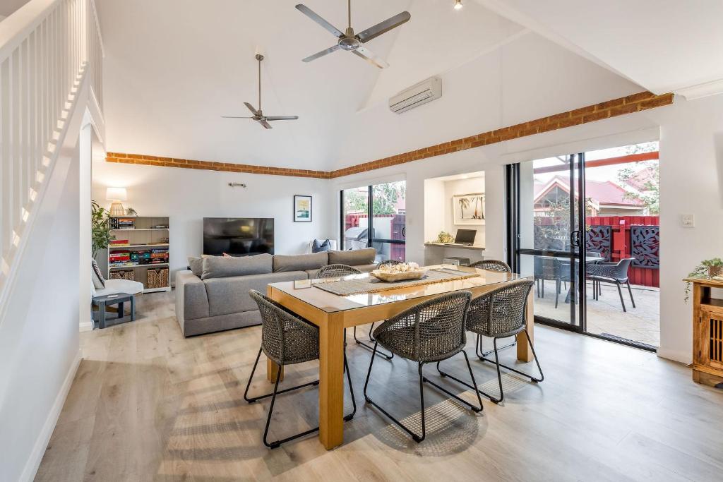 Una cocina y una sala de estar con mesa y sillas. en Bluewater Bungalow, en Dunsborough