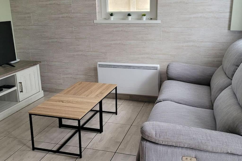 - un salon avec un canapé et une table dans l'établissement Il Vialetto, appartement Santa Lucia, au calme, tout confort, à Jeumont