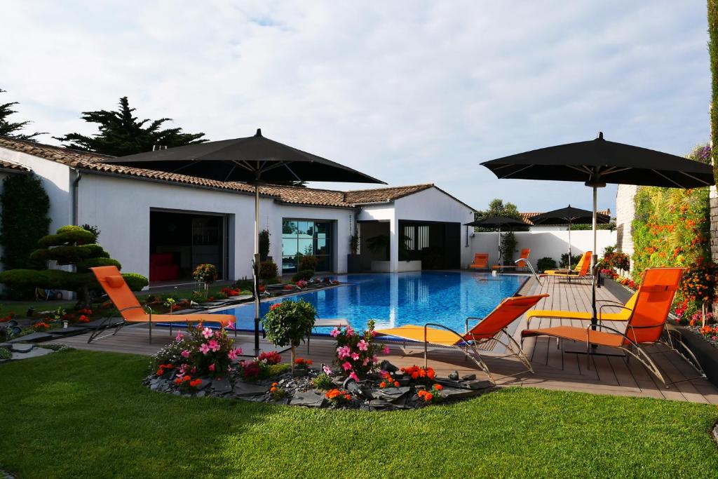 Bazén v ubytování ღ Villa des Astres 850 m2 - Piscine, Jacuzzi, Sauna, Hammam, & Salle de Cinéma nebo v jeho okolí