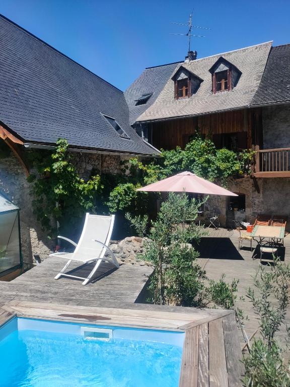 Bazén v ubytování Chambres d'hôtes Les Chatougoulis nebo v jeho okolí