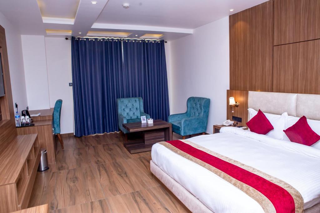 Postel nebo postele na pokoji v ubytování Asian Buddha Hotel