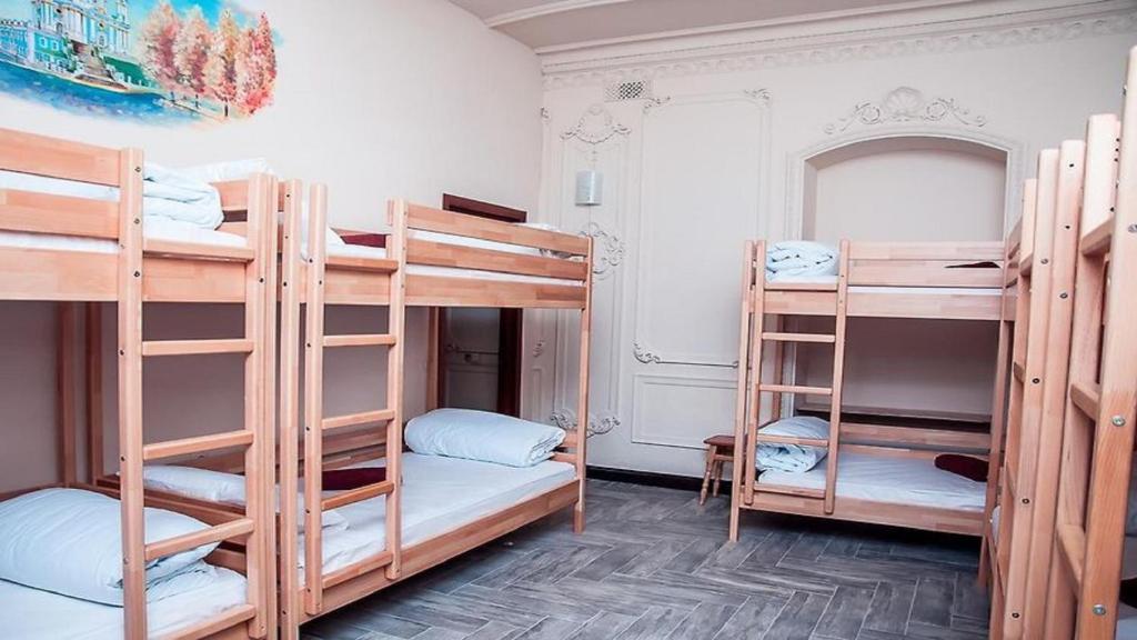 Katil dua tingkat atau katil-katil dua tingkat dalam bilik di Mykhailivskyi Hostel