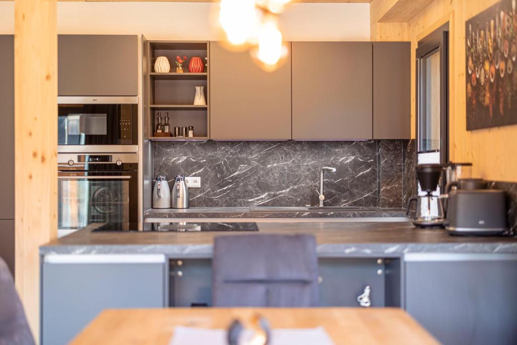 Cucina o angolo cottura di Bergeralm Chalets by ALPS RESORTS