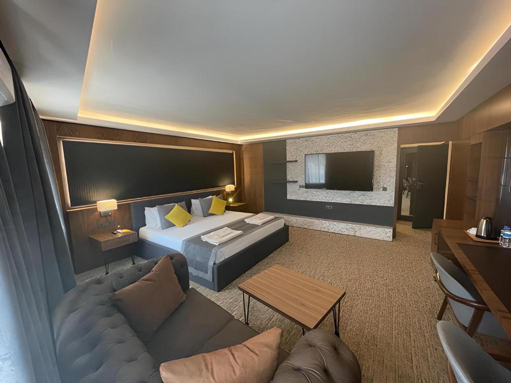 une chambre d'hôtel avec un lit et un canapé dans l'établissement UK ANKARA Hotel, à Ankara