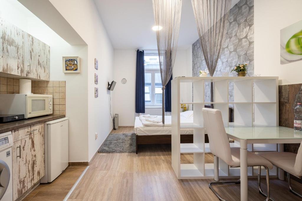 ブダペストにあるSilver Moon Apartment in the city centerの小さなキッチン、ダイニングルーム(テーブル、椅子付)