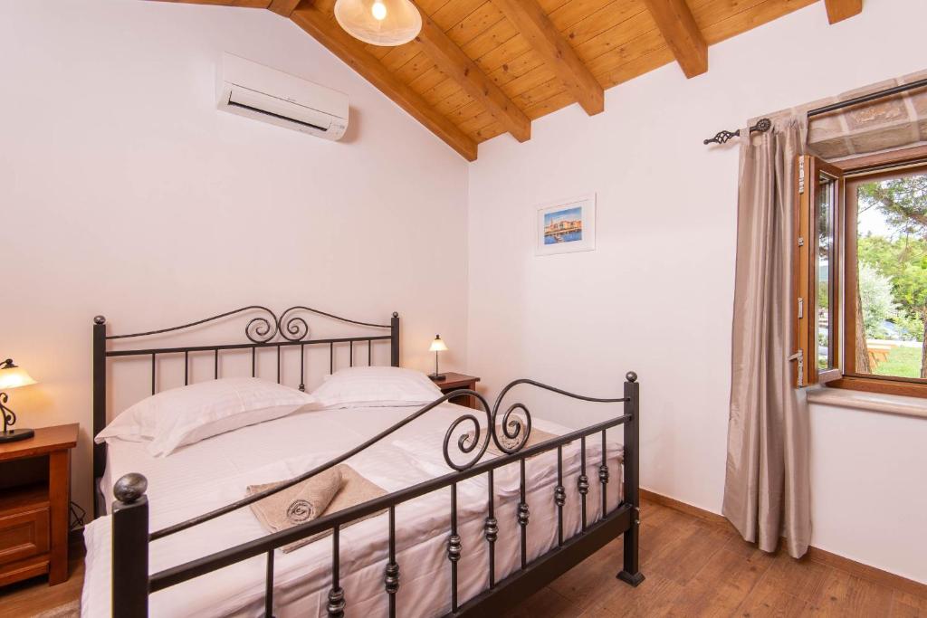 Posteľ alebo postele v izbe v ubytovaní Holiday Villa Mirce - Lovište