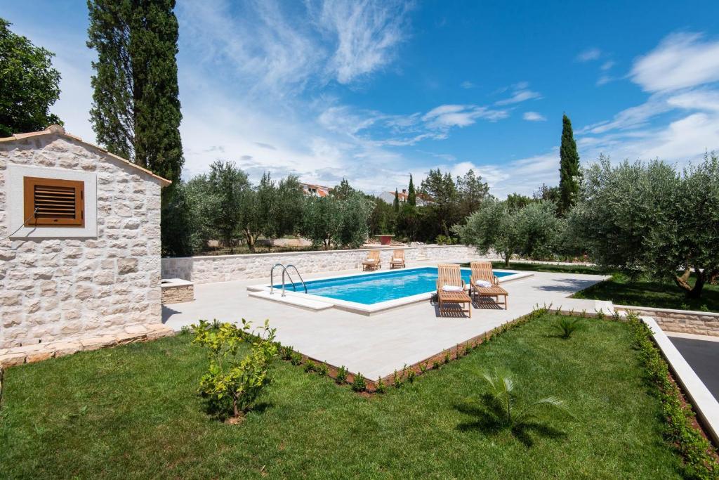 Bazén v ubytovaní Holiday Villa Mirce - Lovište alebo v jeho blízkosti