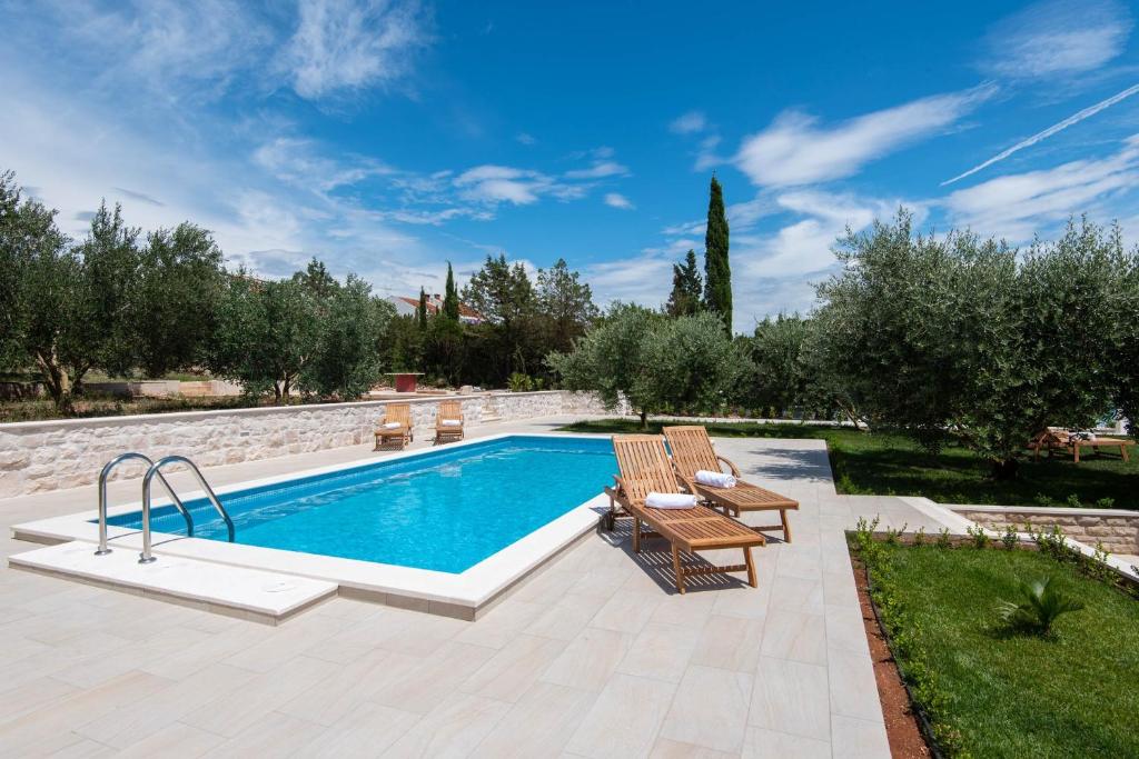 Bazén v ubytovaní Holiday Villa Mirce - Lovište alebo v jeho blízkosti