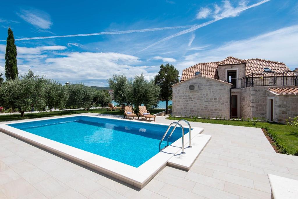 Bazén v ubytovaní Holiday Villa Mirce - Lovište alebo v jeho blízkosti