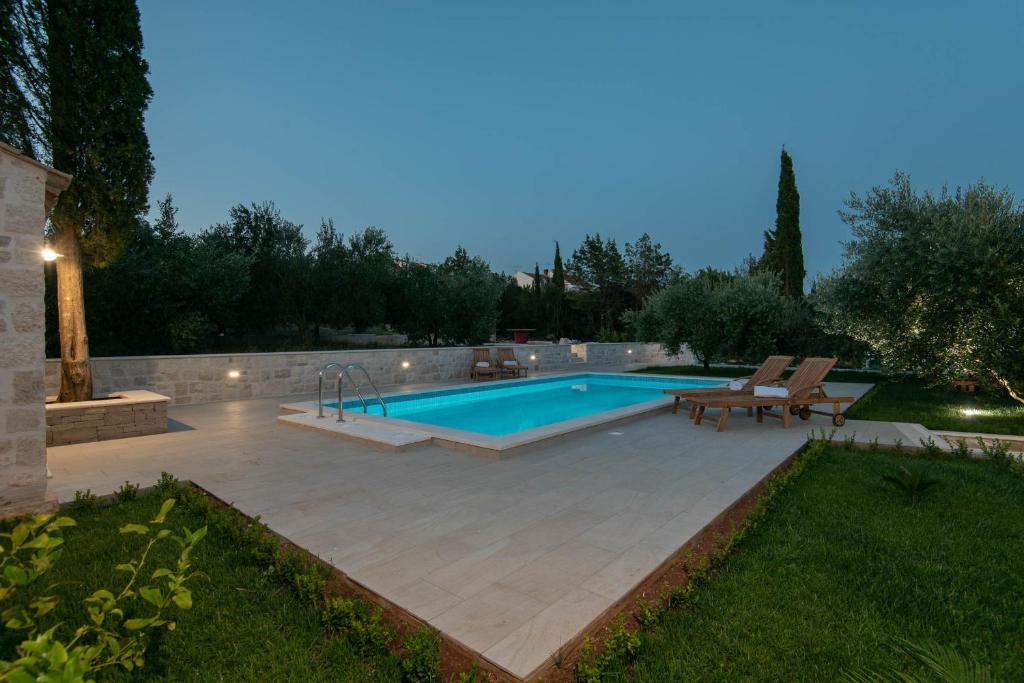 Bazén v ubytovaní Holiday Villa Mirce - Lovište alebo v jeho blízkosti