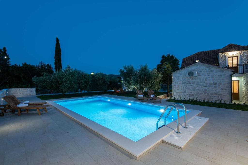 Bazén v ubytovaní Holiday Villa Mirce - Lovište alebo v jeho blízkosti