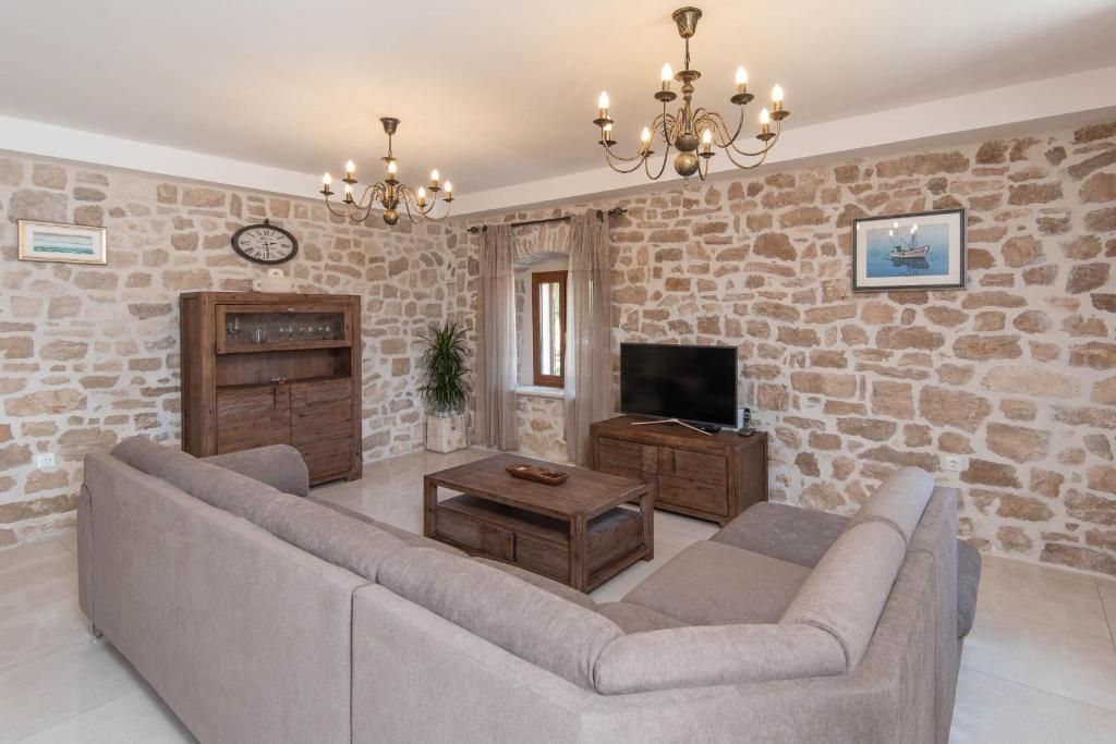 Televízia a/alebo spoločenská miestnosť v ubytovaní Holiday Villa Mirce - Lovište