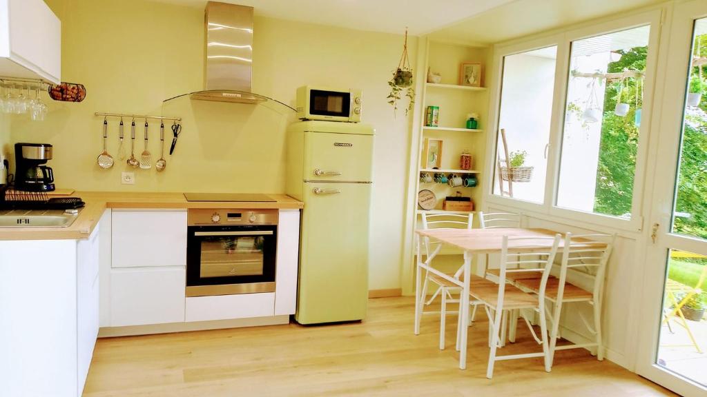 Ett kök eller pentry på Le cottage du Marais.
