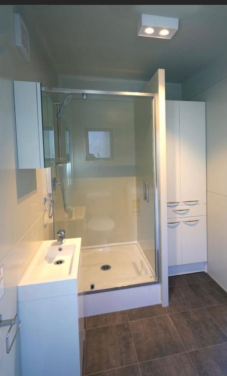 Adorable 1-bedroom guesthouse with a deck - Resim 3