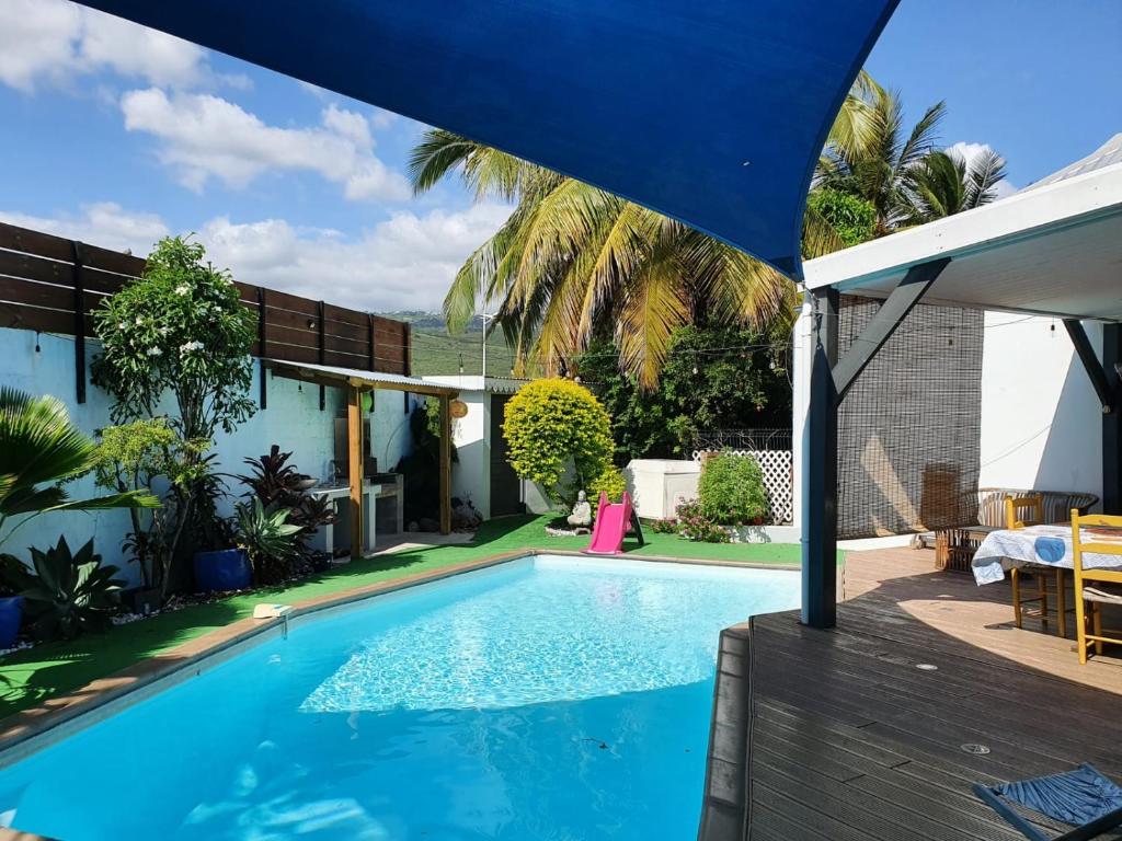 una piscina en el patio trasero de una casa en La villa Cocotiers, en La Saline-Les-Bains
