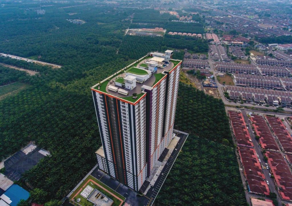 uma vista superior de um edifício alto numa cidade em Coco HomeStay 旅人の家@The Venus Sitiawan Perak em Sitiawan