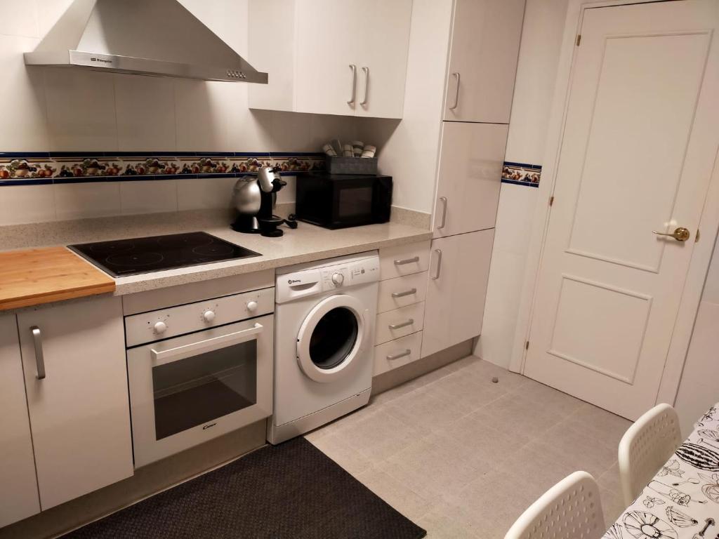 Kuchyň nebo kuchyňský kout v ubytování BASTINAZO ALOHADREAM - PREMIUM - La mejor ubicación con Aire Acondicionado, Insonorización, Terraza y Equipamiento en El Puerto de Santa María - Grupo de solo menores de 25 no aceptados salvo fianza adicional