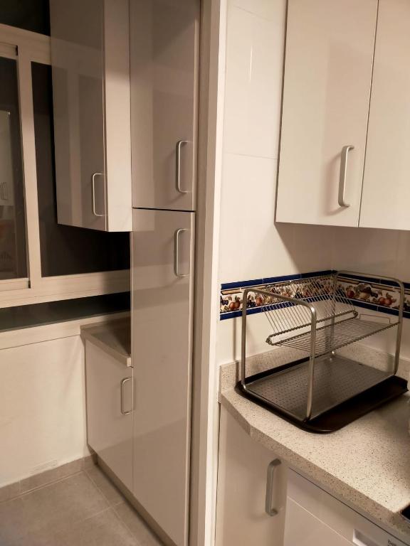 Kuchyň nebo kuchyňský kout v ubytování BASTINAZO ALOHADREAM - PREMIUM - La mejor ubicación con Aire Acondicionado, Insonorización, Terraza y Equipamiento en El Puerto de Santa María - Grupo de solo menores de 25 no aceptados salvo fianza adicional