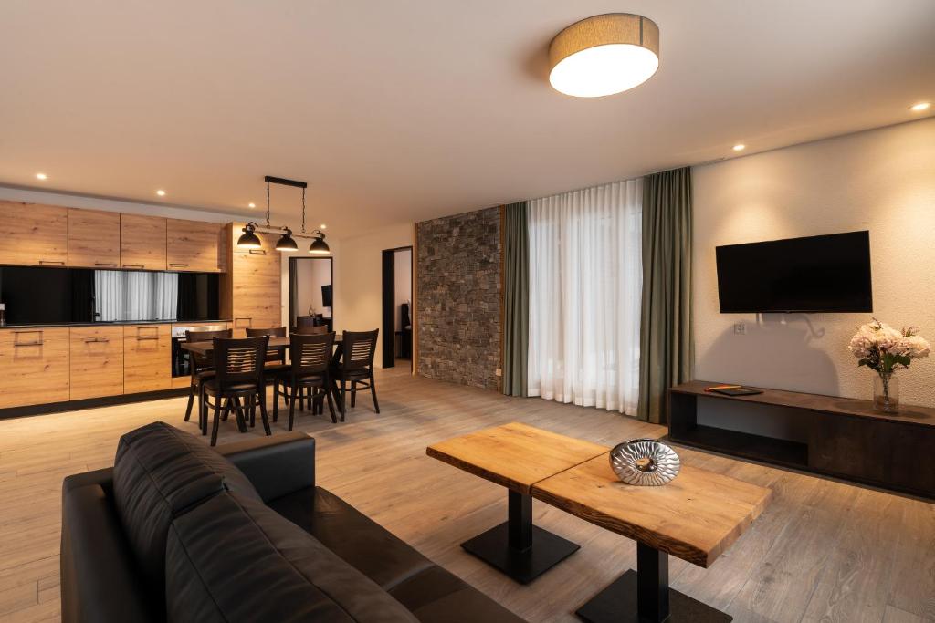 uma sala de estar com um sofá e uma mesa em Melchtal Resort Apart Hotel em Melchtal