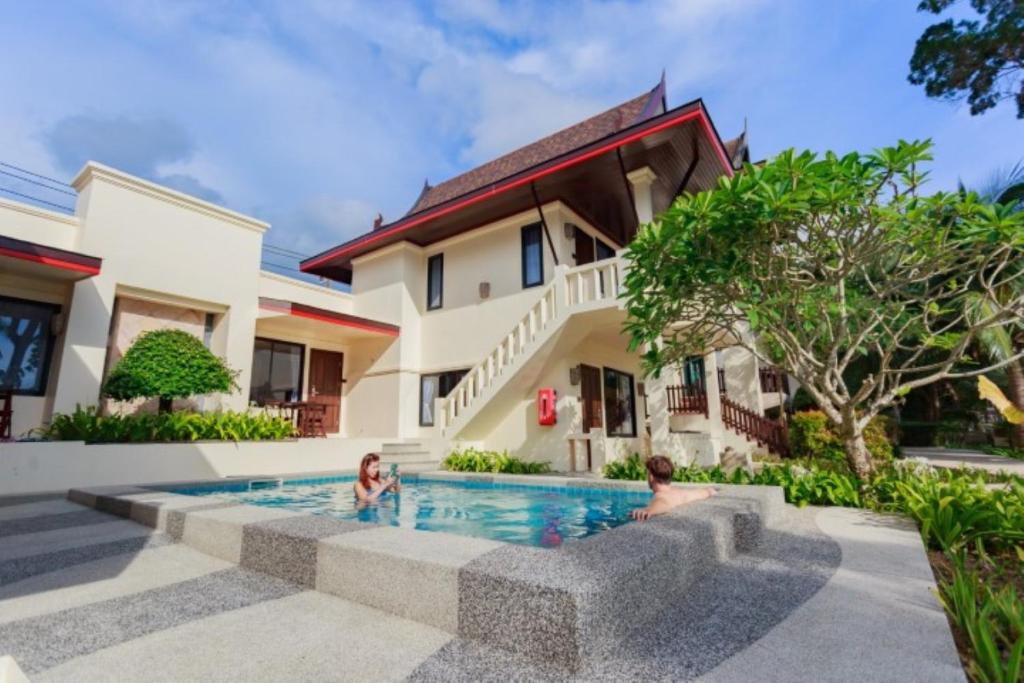 Bazén v ubytování Koh Chang Grandview Resort nebo v jeho okolí