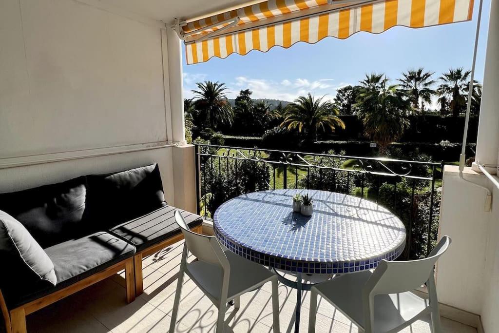 patio con mesa y sillas en el balcón en Casa Alessia - Villefranche-sur-mer en Villefranche-sur-Mer
