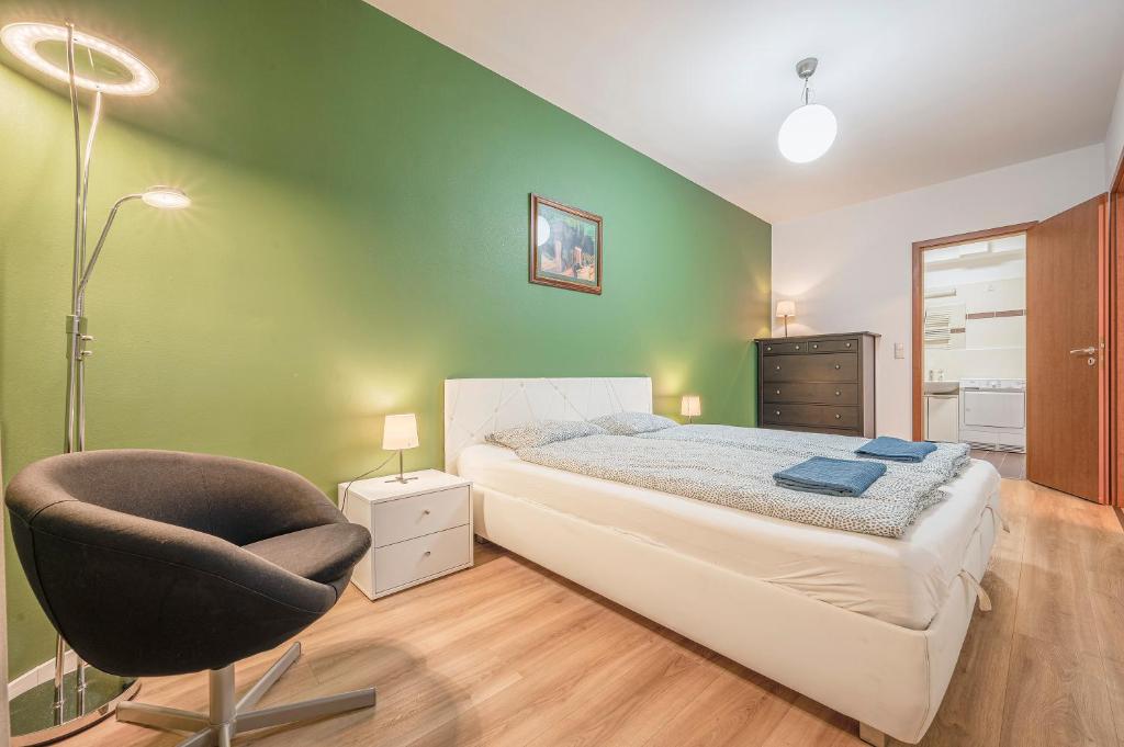 una camera con letto e sedia di Modern Apartment With Garage a Budapest