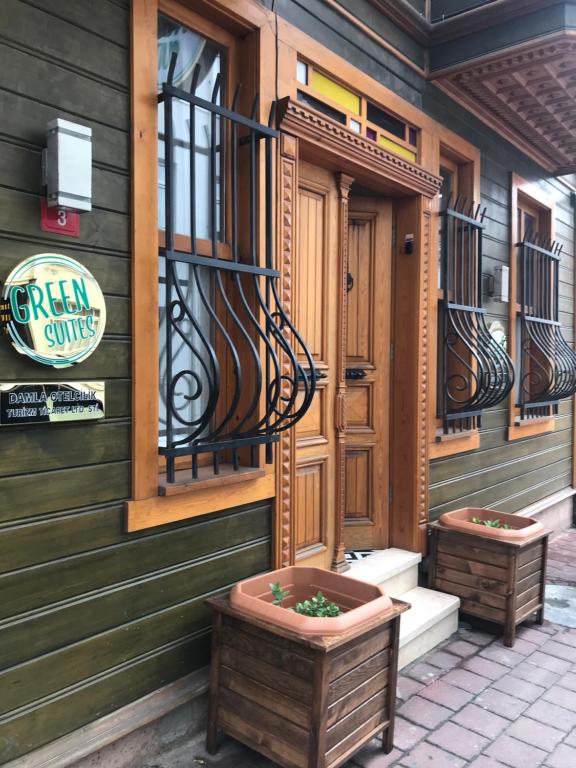 um edifício com um alpendre com uma varanda e uma porta em Green Mansion em Istambul