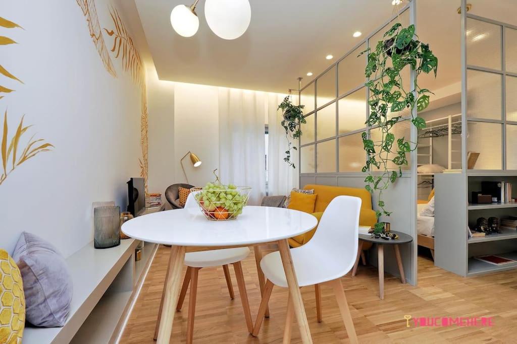 Зона вітальні в YCH-Renovated and design flat close to the center