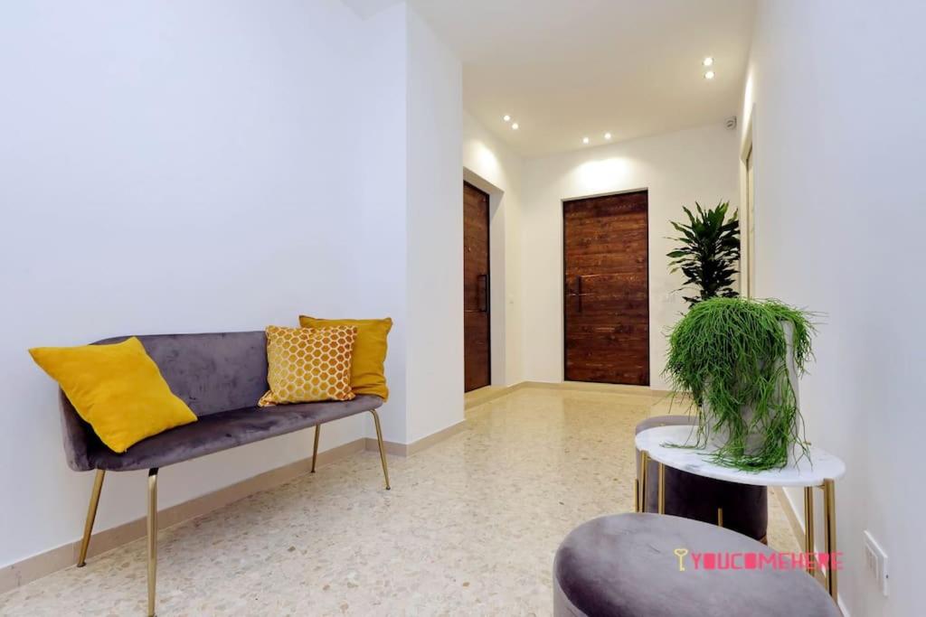 Зона вітальні в YCH-Renovated and design flat close to the center