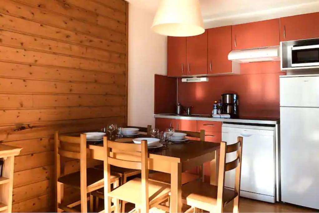 Kuchyň nebo kuchyňský kout v ubytování CHARMANT T3 AVEC VUE MONTAGNE et PARKING PRIVATIF