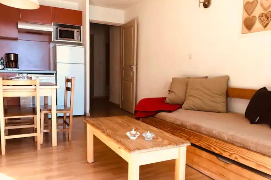 Kuchyň nebo kuchyňský kout v ubytování CHARMANT T3 AVEC VUE MONTAGNE et PARKING PRIVATIF