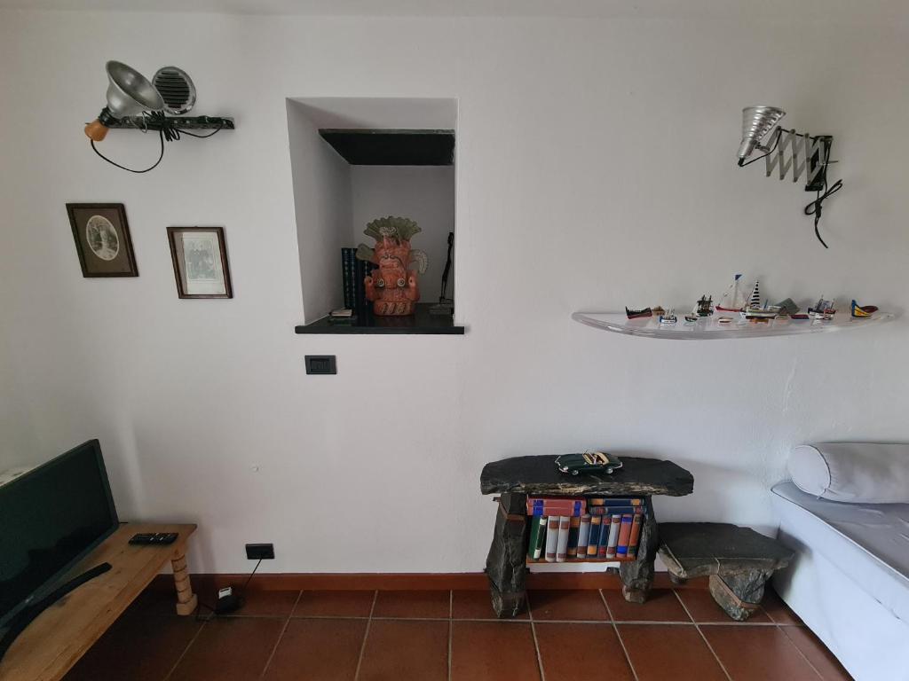 Televízia a/alebo spoločenská miestnosť v ubytovaní Castrusso il Frantoio di Rapallo by PortofinoVacanze
