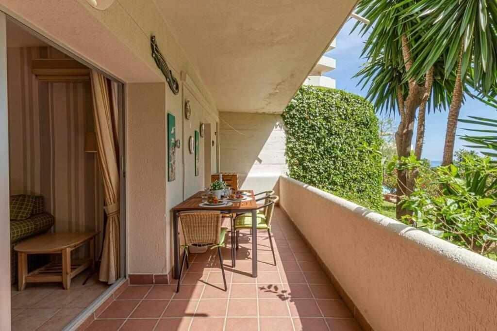 Balkón alebo terasa v ubytovaní 797 Holiday Rentals- Precioso piso con vistas al jardin en Benalbeach