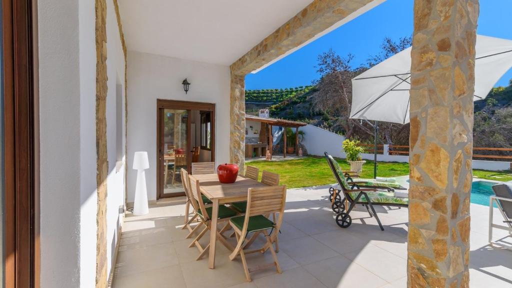 Patio alebo iná vonkajšia časť ubytovania Villa Isabel Vélez-Málaga by Ruralidays