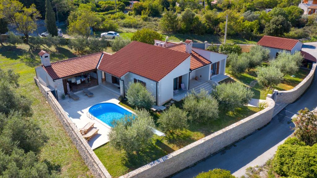 Basen w obiekcie Villa Vignola lub w pobliżu