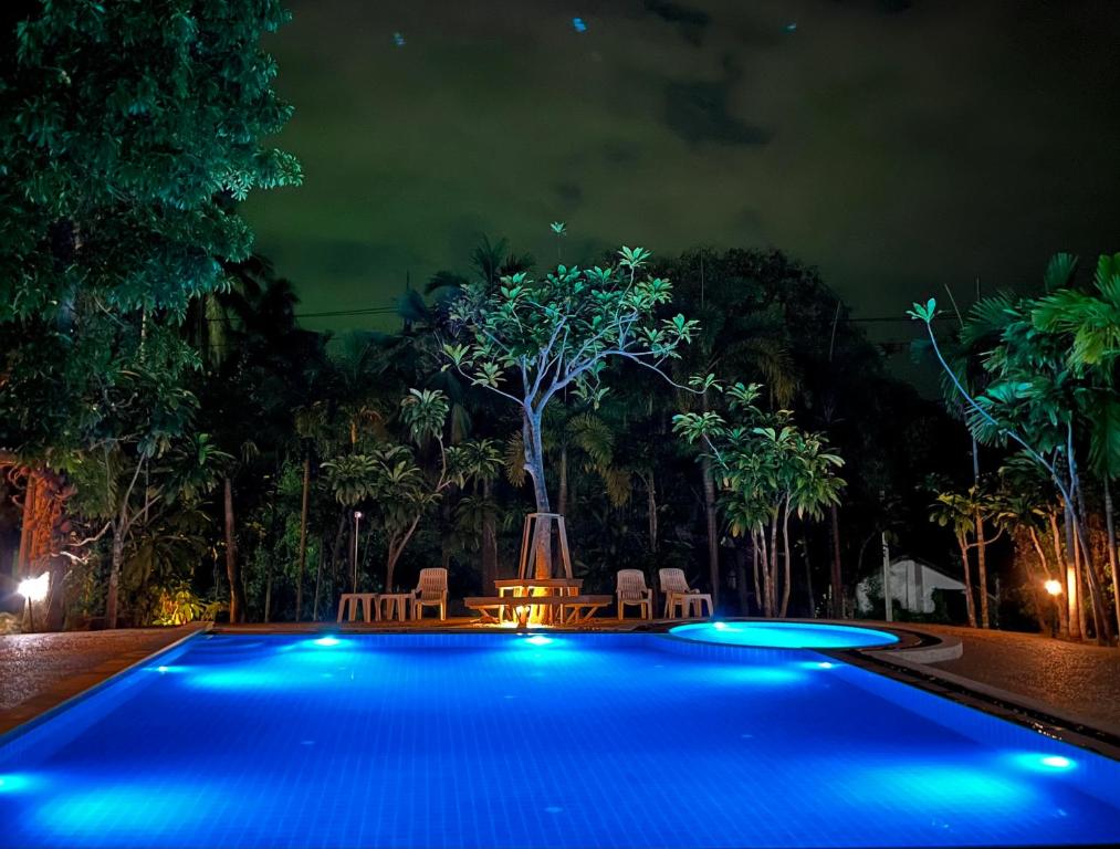 una piscina por la noche con luces azules en Krabi Klong Muang Bay Resort, en Klong Muang Beach