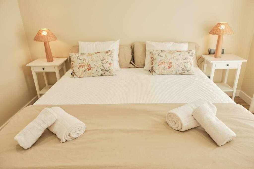 Łóżko lub łóżka w pokoju w obiekcie CASA ROLAO Elegante Casa Familiar 10 personas