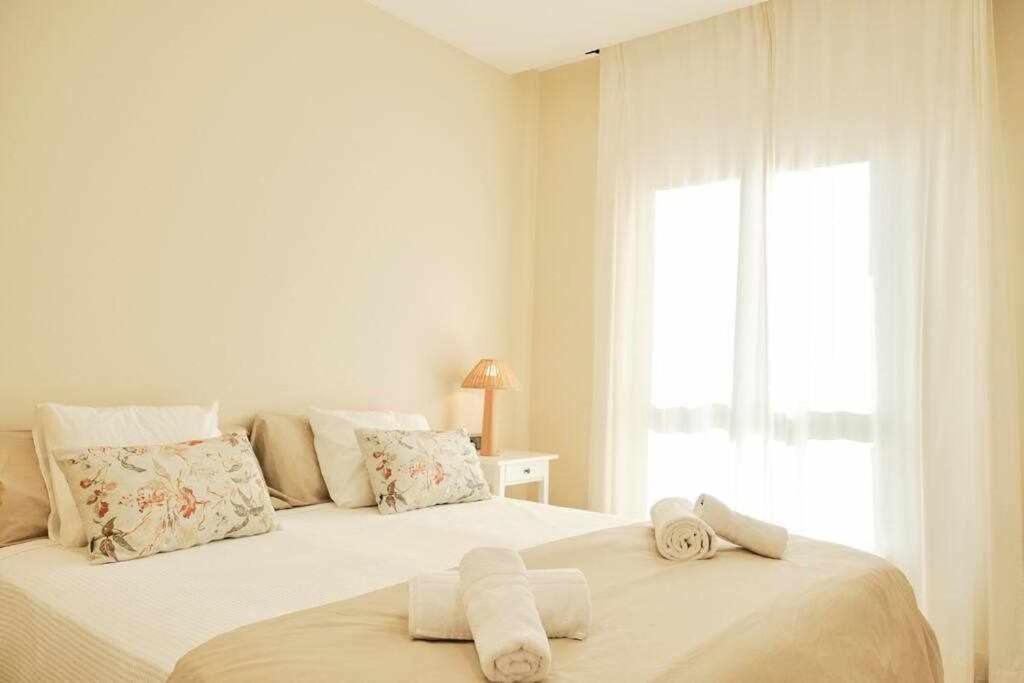 Łóżko lub łóżka w pokoju w obiekcie CASA ROLAO Elegante Casa Familiar 10 personas