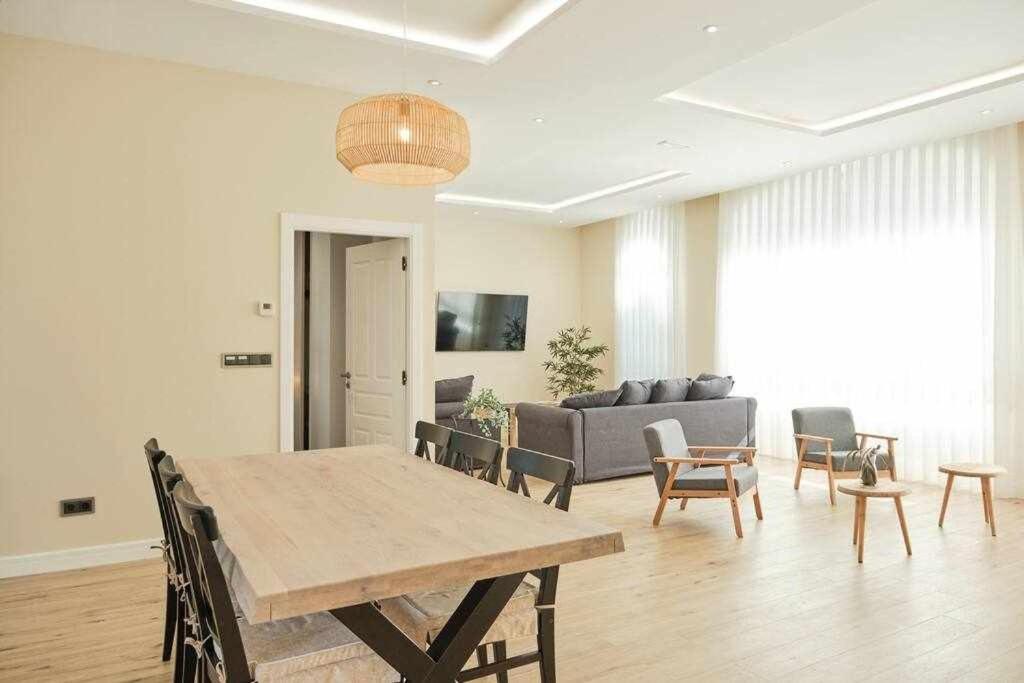 salon z kanapą, stołem i krzesłami w obiekcie CASA ROLAO Elegante Casa Familiar 10 personas w mieście Sierra de Outes