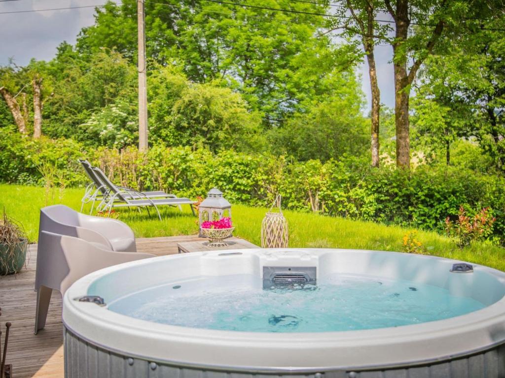 Zahrada ubytování Romantic Chalet in Ferrières with Hot Tub