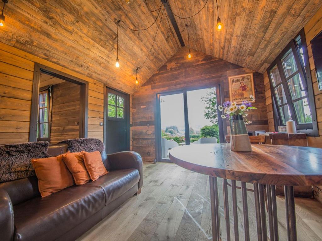 Posezení v ubytování Romantic Chalet in Ferrières with Hot Tub